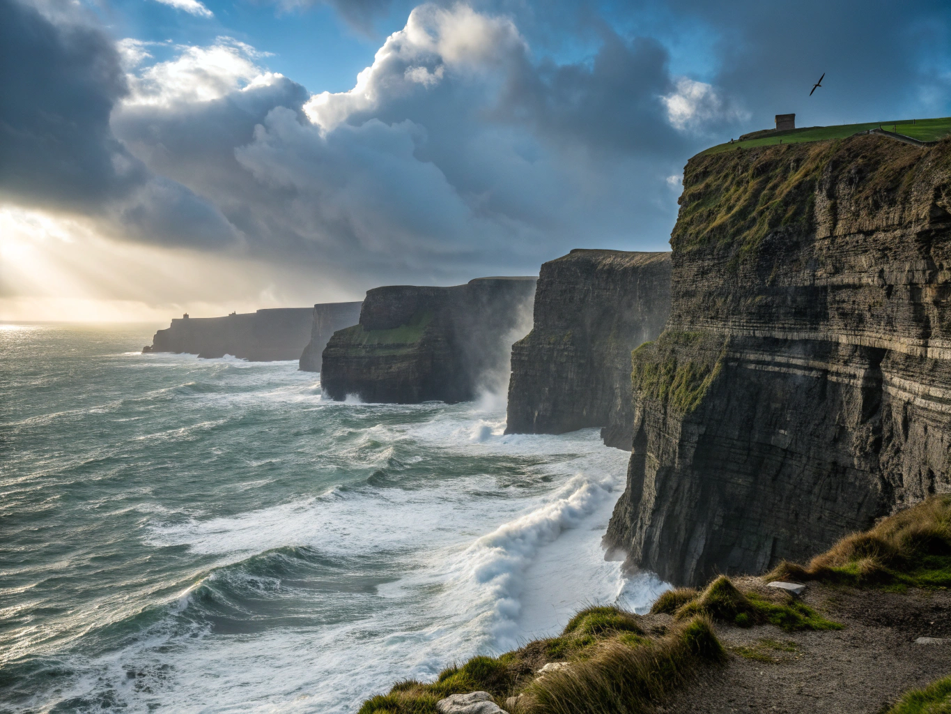 Dramatiske havklipper og atlanterhavsbølger i solnedgang i County Clare, Irland