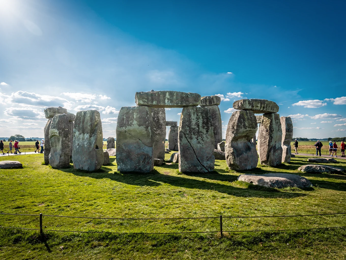 De forhistoriske megalittene ved Stonehenge under en dramatisk himmel i Wiltshire, England