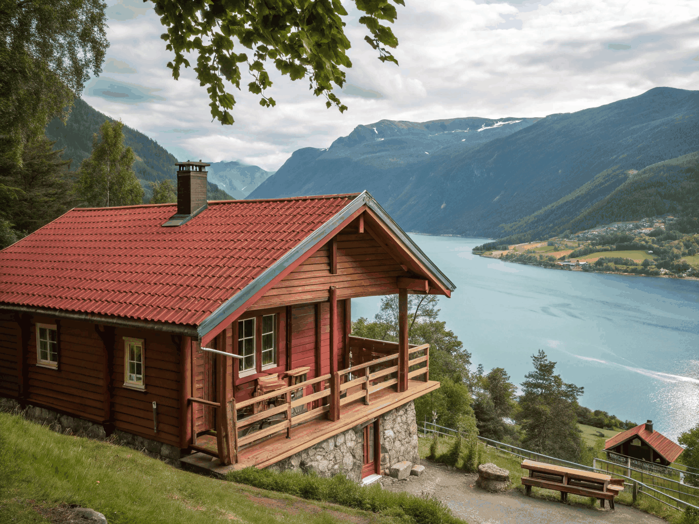 Vestlandsk fjellandskap med utsikt over en dypblå fjord